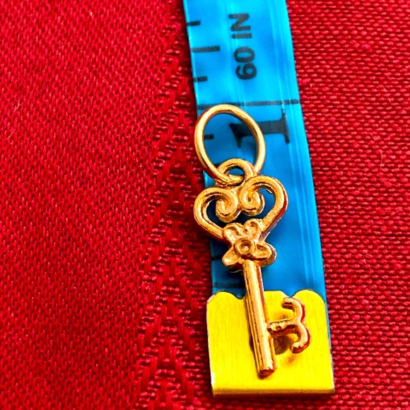 5/$10❤️❤️❤️NEW ROSE GOLD TONE ALLOY KEY CHARM PENDANT - Picture 2 of 2